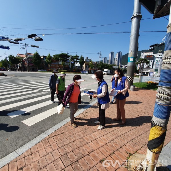 (사진제공:김해시) 사회적 거리두기 캠페인 활동