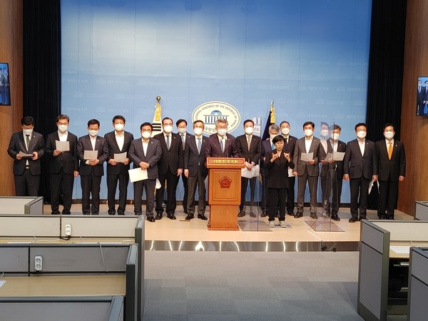 (사진:글로벌뉴스통신 윤일권 기자)김회재  의원과 관계자들