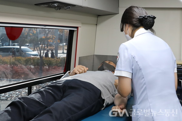 (사진제공:시설공단) 박인호 이사장 직무대행이 헌혈에 동참하고 있다
