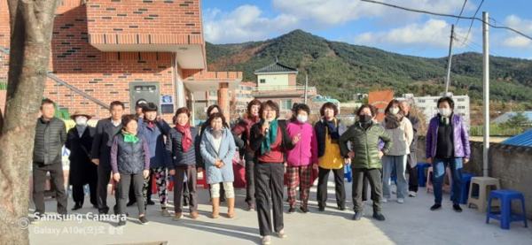 (사진제공 : 시유어게인) 23일 상북 신기마을회관에서 진행되고 있는 2021 울주마을공감놀이터 「이웃울주」 2회차 모습