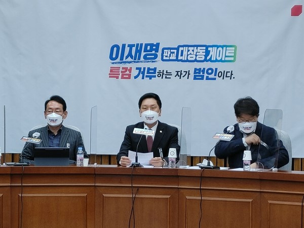 (사진:글로벌뉴스통신 윤일권 기자)김기현 원내대표(가운데)