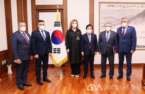 (사진제공:국회사무처) 박병석 국회의장, 러시아 상원의원단 예방 받아.