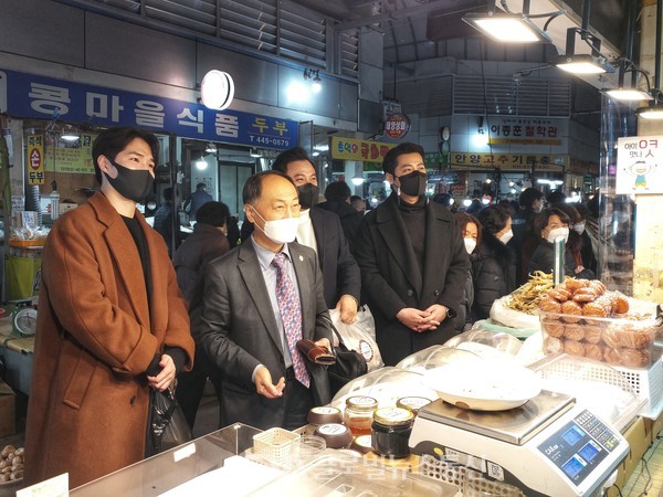 (사진제공:하음엔터테인먼트) 시장 상인과 담소를 나누는 인치엘로(테리, 인철, 구노)와 권혁중 글로벌뉴스통신 대표