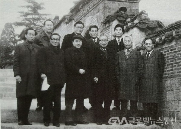 (사진제공: 이종성화백) 한국 사실작가회 창립기념 사진( 앞줄 오른쪽에서 3 번째가 故 오하 이병규 화백 모습