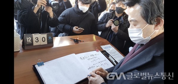(사진제공:국가혁명당) 광주 5.18 묘역에서 허경영 후보가 작성한 방명록 서명.