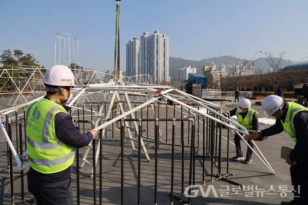 (사진제공:시설공단) 지난해 12월 부산시민공원 거울연못에서 빛축제 행사전 합동 안전점검