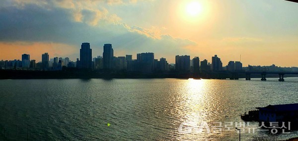 서편에 기운 밝은 태양 아래 강남의 도시 청담동 면모가 보이고, 한눈에 바라다 본 가로 세로 한강의 오후 풍광.....! 