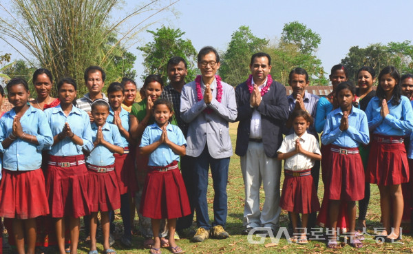 (사진: 헬프로드/최오균이사 )네팔 현지 "자나죠티초등학교" 후원 어린이들과 함께(2016년). 사진 중앙이 최오균이사