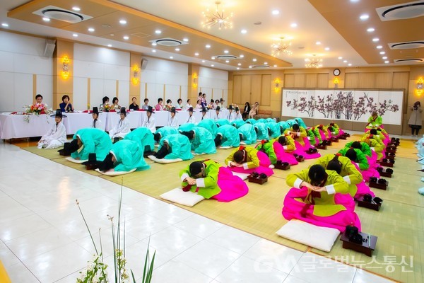 (사진제공:부산시) 전통 성년례식 행사 모습