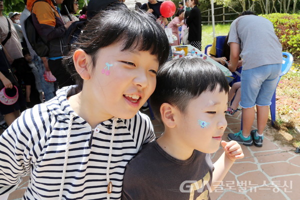 (사진제공:경주엑스포)경주엑스포대공원은 어린이날 연휴 온가족이 함께할 이벤트를 마련한다. 사진은 지난해 어린이날 이벤트에서 페이스페인팅한 어린이들