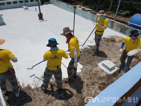 (사진제공:부산시) 하얀지붕 설치 지원사업