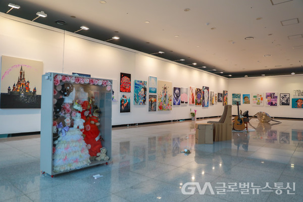 (사진제공:경주엑스포)경주엑스포대공원 문화센터 1층에서 열린 포항예술고등학교 학생 작품전 '송산 그리기 혹은 메꾸기'가 열리고 있다 (2)