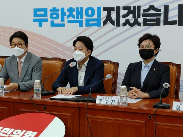 (사진:글로벌뉴스통신 윤일권 기자)이준석 당대표(가운데)