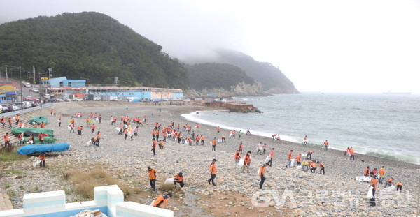 (사진제공:부산소방) 의용소방대와 함께하는 해변 정화 활동