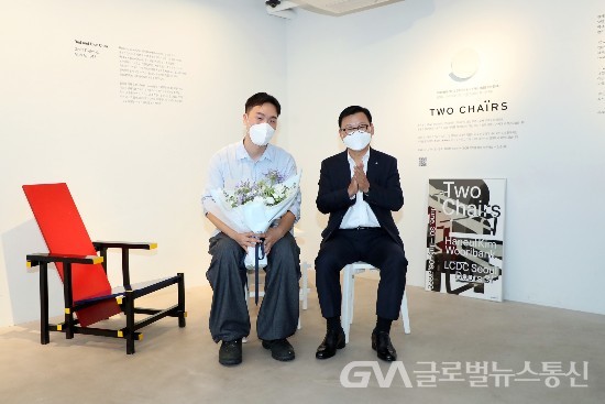 (사진제공:우리은행) 이원덕 우리은행장(오른쪽)과 이번 전시회 작품을 제작한 김하늘 디자이너