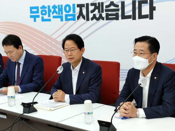 (사진:글로벌뉴스통신 윤일권 기자)류성걸 위원장(가운데)