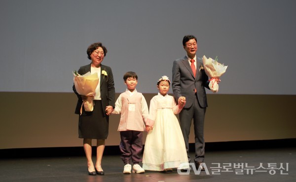 (사진:한월희 기자) 어린이의 축하 꽃다발 증정식