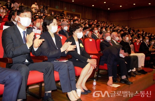(사진:한월희 기자) 김명연 위원장, 박순자 위원장 참석-좌측에서 3번째 정민숙 여사