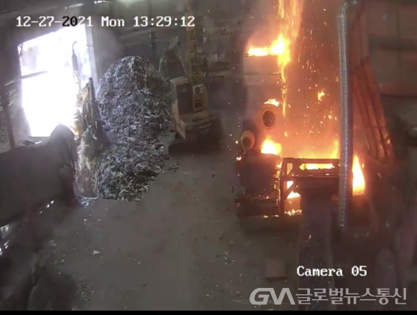 (사진제공:김해시) 관내 폐기물재활용업체 분쇄시설에서 발생한 화재현장사진(2021. 12. 27)