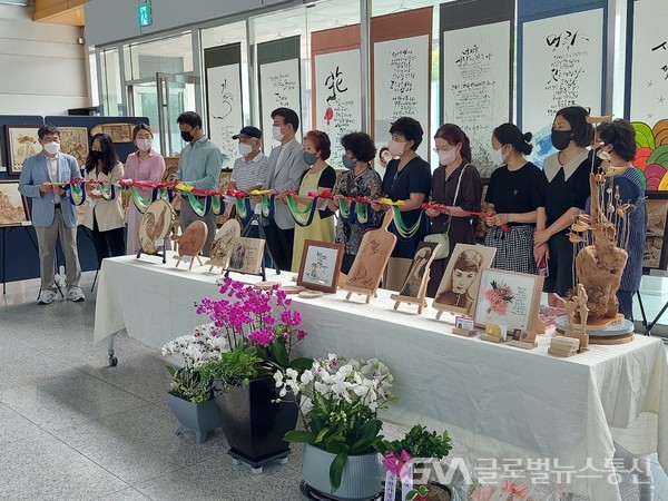 (사진제공:청유 유호현 작가)수원시 장안구, 「캘리와 인두화가 낟알이 꽃피우고...」 전시회 개최