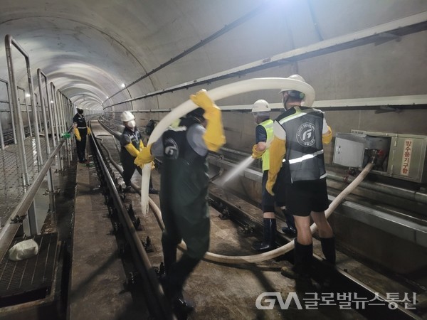(사진:김포골드라인 제공)김포공항역에서 고촌역간 터널 내 미세먼지 및 이물질 제거를 위한 고압물청소 작업