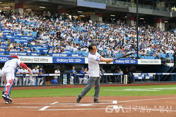 (사진제공:영주시) 박남서 영주시장이 9일 삼성 라이온즈파크에서 열린 삼성 대 SSG 경기 시타를 하고 있다.