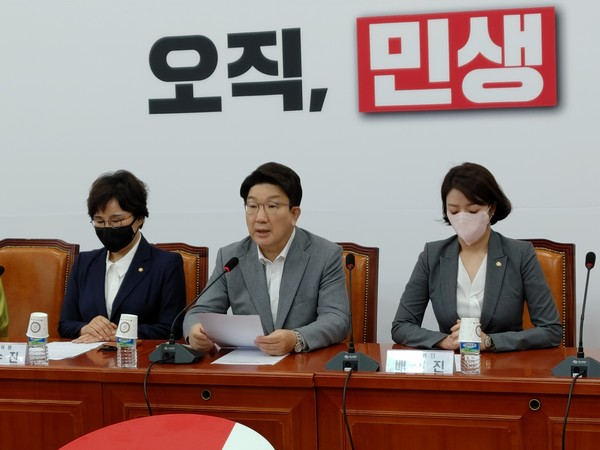 (사진:글로벌뉴스통신 윤일권 기자)권성동 직무대행(가운데)