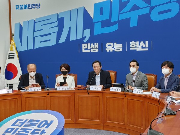 (사진:글로벌뉴스통신 윤일권 기자)우상호 비상대책위원장(가운데)
