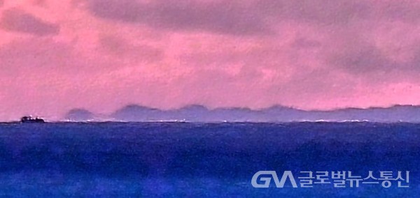 (사진제공: 김강수Photo youtuber) 400m의 산봉오리들이 이어진 '대마도對馬島'가 눈앞의 푸른바다에 떠있다
