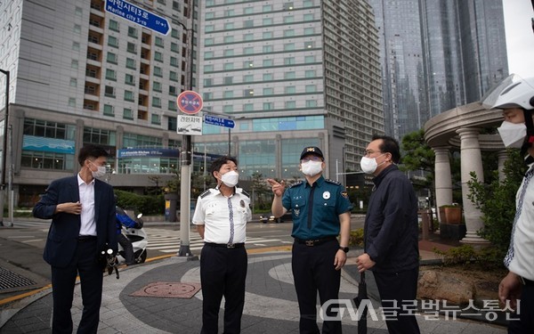 (사진제공:부산경찰) 우철문 부산경찰청장 상습 침수지역 점검