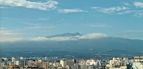 (사진제공: FKILsc박태규 경영자문위원) -윗방애오름1,745m, 방애오름1,699m, 등 방애오름능선에 걸린 흰구름까지 한눈에 선명하게 볼 수 있는, 제주는  일목요연一目瞭然한 섬인 셈