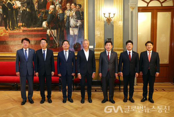 (사진:국회의장실)김진표 의장, 안데르 힐 가르시아 스페인 상원의장과 회담