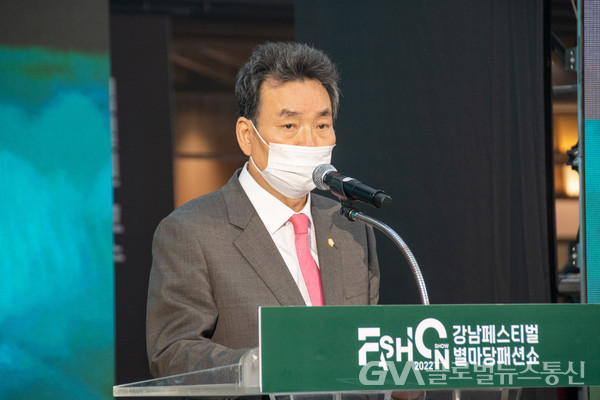 (사진제공:강남구의회) 지난 1일 코엑스 별마당 도서관에서 개최된 ‘별마당 패션쇼’에서 강남구의회 김형대 의장이 인사를 하고 있다