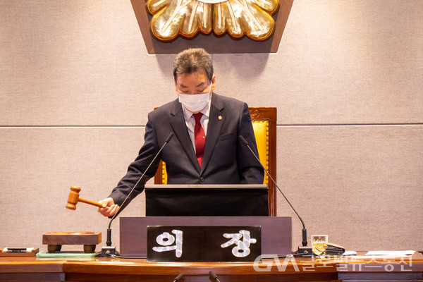 (사진제공:강남구의회) 회의를 진행 중인 김형대 의장