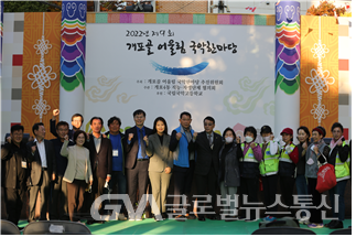 (사진제공:강남구의회) 주민들과 단체사진을 찍는 김민경 행정재경위원회 위원장 (우측에서 10번째)