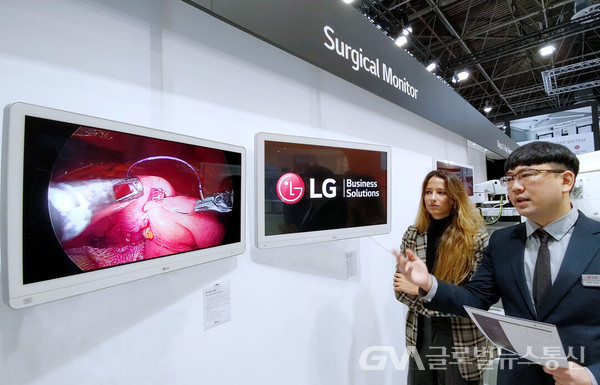 (사진제공:LG전자)LG전자, 독일 의료박람회서 ‘수술용 미니 LED 모니터’ 첫 공개