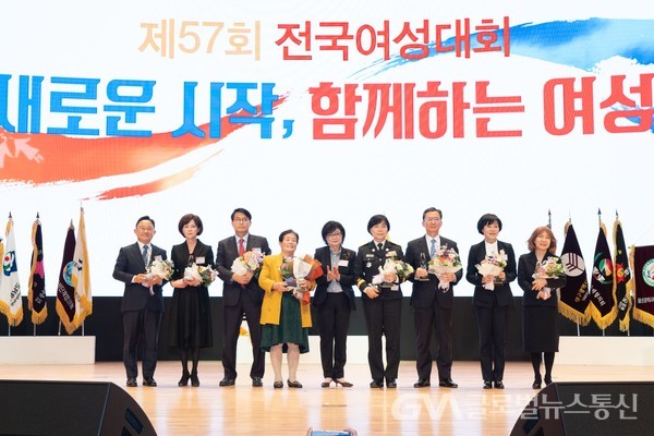 (사진제공:한국여성단체협의회) 제57회 전국여성대회에서 수상자들의 기념 사진.