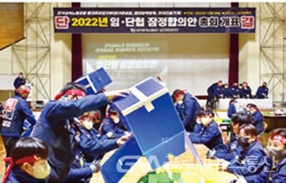 (사진제공: 전국금속노동조합 현대중공업지부) 2022년 단체교섭 총회 개표