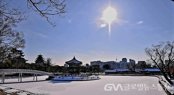(사진제공:김강수YouTuber) 하얀 눈덮인 '향원정' 설경雪景 -남산N타워가 바늘같이 뾰쪽하다
