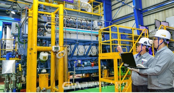 (사진제공: 현대중공업) 현대중공업 환경실증센터에서 진행한 1.5MW급 LNG·수소 혼소 힘센(HiMSEN)엔진의 성능시험 모습