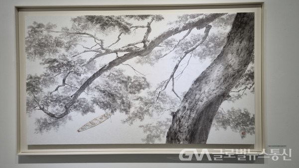 (지리산 절벽에 있는 소나무를 스케치하고 강 이미지를 넣은 그림. 정 Ⅰ 情, 75.5 x 132.5cm, 종이에 수묵담채, 2021)