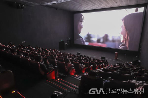 (사진제공:CJ나눔재단)(2)청소년 문화동아리 영화부문 동아리 '스터디 메이트'의 작품을 관람하는 관객들
