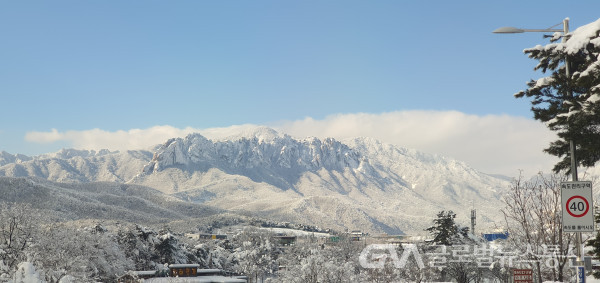 (사진 :국립산악박물관) 지난주 폭설 내리는 날 설악산 울산바위모습