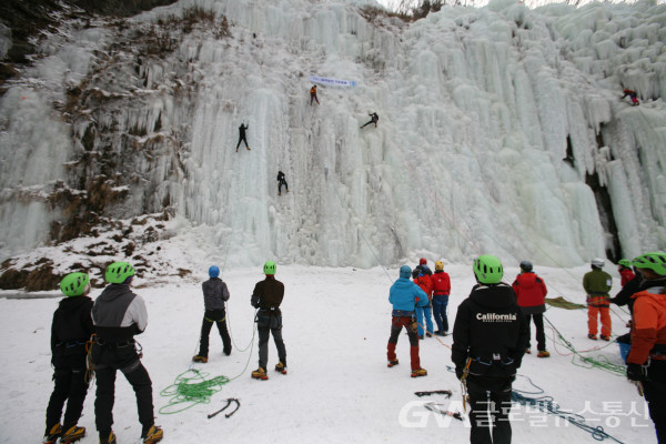 (사진 : 등산학교) 빙벽 훈련 교육 모습