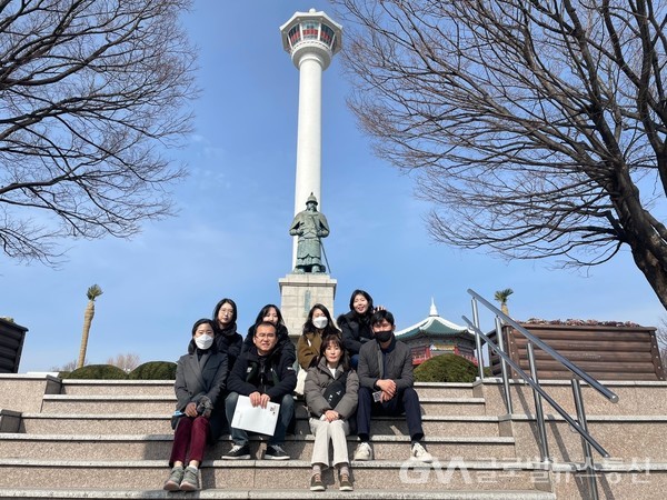 (사진:경주엑스포) 경주엑스포대공원 벤치마킹 부산팀이 용두산공원 방문에 앞서 기념사진을 찍고 있다.