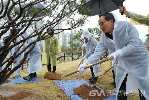 (사진제공:농어촌공사)5일 제78회 식목일을 기념하여 이병호 한국농어촌공사 사장과 직원들이 함께 나무를 심고 있다.