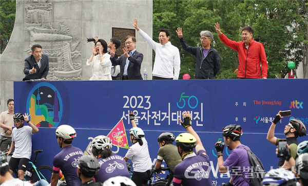 (사진제공: 서울시의회)'2023 서울 자전거 대행진' 왼쪽 2번째 옥재은 시의원