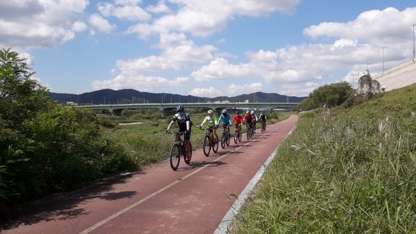 (사진:글로벌 뉴스통신 황성배 기자) 전북완주 만경강 하루 평균 1000명이 찾고 있는 만경강 자전거길 정비가 완료되면  전국 종주 가능 기대 효과