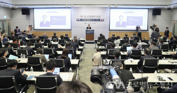 (사진제공:전경련)김병준 전경련 회장직무대행이 6일 전경련회관 컨퍼런스센터에서 열린 '한-일 산업협력 포럼'에 참석해 인사말을 하고 있다.