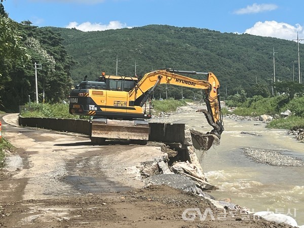 (사진:경주시)보덕 암곡 왕산마을 진입도로 복구 작업현장